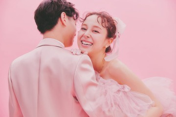 佐藤ミケーラ倭子、史上初「ゼクシィ」紙面上で結婚発表 ウエディングフォト3パターン公開 画像