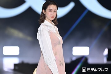 第1子妊娠中の藤井サチ、ランウェイ登場 春っぽワンピ姿【ガルアワ2026SS】 画像
