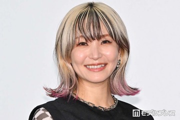 LiSA、ほっそり美脚輝くタイツ姿に反響「スタイルめちゃくちゃいい」「着こなしのセンス良すぎ」 画像
