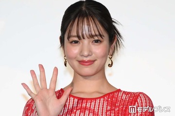 横田真悠、黒ホルターネックミニワンピで圧巻美脚披露「等身すごすぎ」「圧倒的な美しさ」 画像