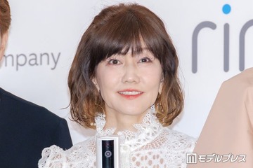 松本伊代、AKB48ミニスカ衣装から美脚スラリ「現役アイドルみたい」「似合ってて可愛すぎる」の声 画像