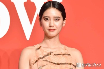 山崎紘菜、脚線美際立つアシメスカート姿に絶賛の声「ため息が出るほど美しい」「神スタイル」 画像