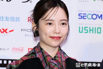 島崎遥香、前髪ぱっつんにチェンジ 美ウエストのぞくミニTコーデに「スタイル良すぎる」「雰囲気変わる」の声 画像
