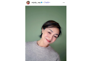 香坂みゆき「偶然」お揃いコーデの親子ショット公開「オシャレ家族」「背の順で並んでて可愛い」の声 画像