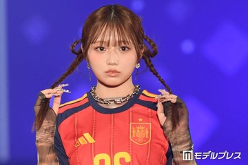 辻ちゃん長女・希空、サッカーユニ×デニムミニスカで美脚スラリ「三つ編みヘアが可愛すぎる」「さすがの着こなし」と反響【サツコレ2026S/S】 画像
