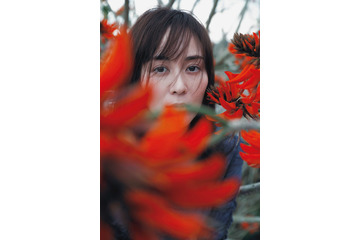 比嘉愛未、鮮烈な眼差し披露 初エッセイ集「またね。」収録カット公開 画像