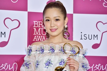 西野カナ、ミニワンピ衣装ショットに絶賛の声「平成感が最高」「ヒョウ柄がいい」 画像