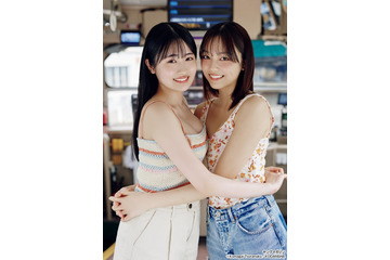 晴こころ＆江下晏梨、ビキニ姿で美バスト際立つ “あんはる”コンビで「ヤンマガ」表紙初登場 画像
