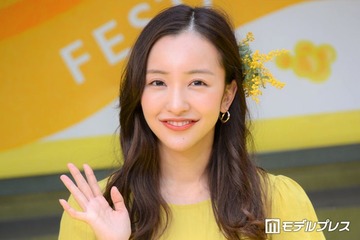 板野友美、たっぷりフリルの白キャミソール姿披露「さすがの着こなし」「理想の体型」 画像