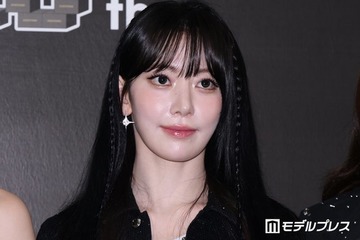 LE SSERAFIMサクラ、リムレスメガネ×流し前髪が新鮮 美くびれショットにファン悶絶「引き締まっててかっこいい」「ビジュアル強すぎ」 画像