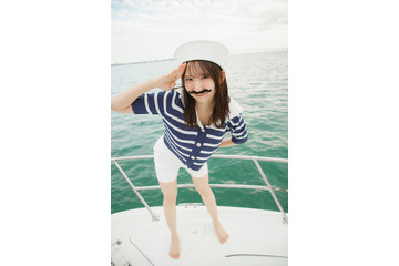 日向坂46藤嶌果歩、マリンルック＆付け髭で船長に 1st写真集先行カット第5弾解禁 画像