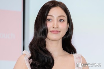 TWICEジヒョ、美くびれ際立つ衣装×スモーキーグリーンのアイメイク姿披露「鍛えられてて綺麗」「クールビューティー」 画像