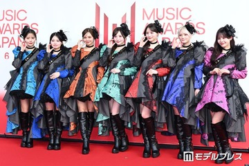 【MAJ2026】CANDY TUNE、メンカラ衣装も雰囲気一変 ヘッドドレス×ゴールドロゴで特別感 画像