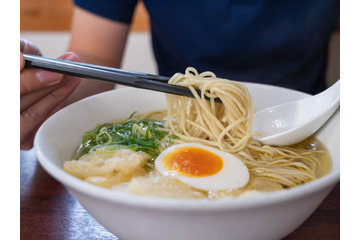 ラーメンに卵をプラス！宅配ピザに好きなトッピング…だけで、疲れた心が回復するって本当？みんながやってる、いつものご飯を「特別版」にする“プチ工夫” 画像