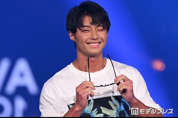 「今日好き」榎田一王（いおう）、ラフスタイルで爽やかランウェイ ステージトップでのサングラス外しに視線集中【オキコレ2026】 画像
