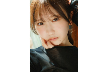 日向坂46藤嶌果歩、黒の衣装に身を包み大人びた表情魅せる 1st写真集先行カット第11弾解禁【果実の歩幅】 画像