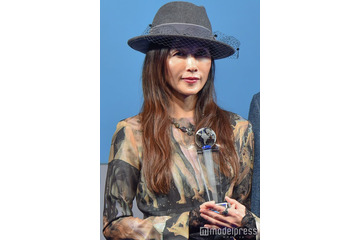工藤静香、ツヤ肌際立つメイク中ショット披露「メイク前とは思えない綺麗さ」「造形美」 画像