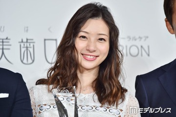 足立梨花、結婚3周年記念で結婚式ショット公開「美しすぎます」「絵になる」 画像