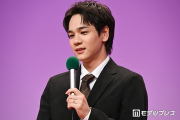 JO1豆原一成、左手薬指に“指輪” 新郎姿で大御所女優を腕組みエスコート【夫婦と16歳～狂気の隣人～】 画像