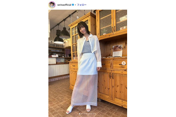 芹那、抜群スタイル際立つタンクトップ＆アシメミニスカコーデ姿に「完璧なプロポーション」「脚長すぎる」の声 画像