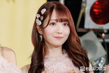 ＝LOVE大谷映美里、自宅からライブ配信 愛猫と戯れる姿も公開「ソファが大きすぎてみりにゃが小さく見える」と反響 画像