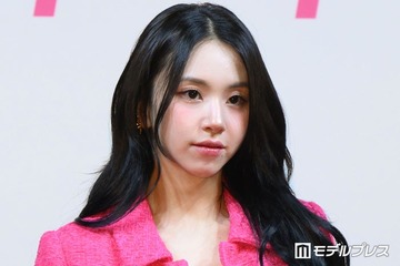 TWICEチェヨン、美脚際立つオーバーサイズTシャツで腕タトゥーチラリ「かっこいい」「見惚れてしまう」 画像