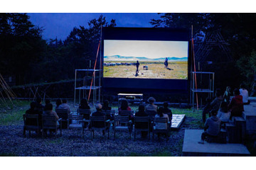 富士山麓に常設アウトドアシネマ「Yamanaka Cinema」誕生　再エネ100％で山中湖の夜に映画体験 画像