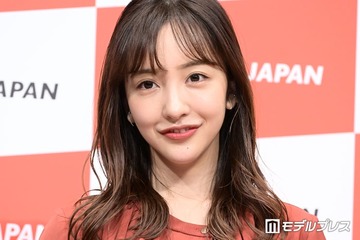 板野友美、胸元輝く白タンクトップ姿披露「肌見せがセクシー」「スタイル抜群」と反響 画像