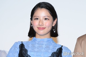 渡邉美穂、深めスリットから美脚ちらり「ドキッとする」「美しすぎて見惚れる」の声 画像