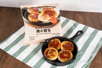 コンビニ初の冷凍「焼小籠包」ファミマに登場 “もちっカリッ”生地から肉汁あふれる本格派 画像