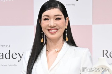 アンミカ、米国人夫とのリンクコーデで美脚全開 クロアチアでの2ショットに「まるで映画のワンシーン」「絵になる夫婦」の声 画像