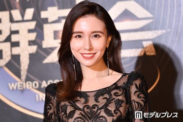 May J.、ハワイで購入したミニワンピコーデ「お姫様みたい」「脚のライン綺麗すぎます」 画像