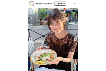 早見沙織、ほっそり二の腕際立つノースリ姿のパリ旅行ショット公開 「魅力が溢れてる」「透明感すごい」と反響 画像