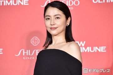 長澤まさみ、美背中ざっくり白ドレスショット公開「見返り美人」「まるで女神」と反響 画像