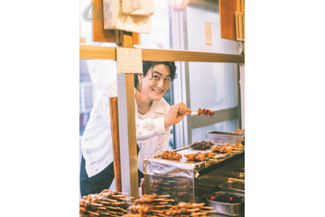 SixTONES森本慎太郎、名物商店街でほっこり食べ歩き 焼き鳥をもぐもぐ＆私服お買い上げする姿も 画像
