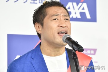 3児の父・はなわ「可愛すぎてたくさん買っちゃう」妻＆孫の姿公開「親子に見える」「一生懸命歩いてるのが可愛すぎる」 画像