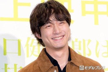 坂口健太郎、結婚発表翌日に公の場登場 祝福の言葉に笑顔で会釈【私はあなたを知らない、】 画像