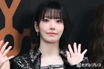 LE SSERAFIMサクラ、美ウエストのぞくショートタンク×ショーパン衣装ショットに熱視線「くびれが綺麗すぎる」「圧巻のスタイル」 画像