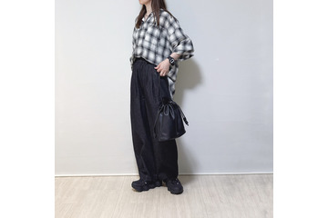 大人の「チェック柄シャツ」はモノトーンで。カジュアル小物を添えた軽快な着こなし 画像