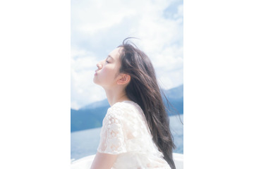 日向坂46金村美玖、真っ白なドレスで風を受ける儚げな姿 2nd写真集先行カット第17弾解禁【機微】 画像