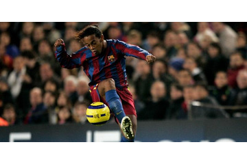 ロナウジーニョ、「仰天プレー」の数々を映像で！バルサが2分でまとめる 画像