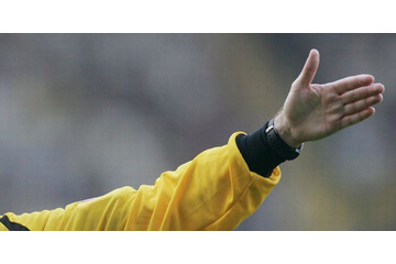 認めてくれてありがとう！いいのかそれで…審判の「ハイタッチ」が話題 画像