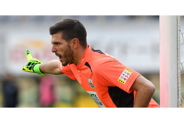 岐阜の守護神はこの男！スペイン人GKビクトルの「左手セーブ」を見たか 画像