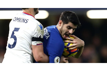 モラタ、いらいらが爆発！なんと「審判のフラッグを叩き落とす」 画像