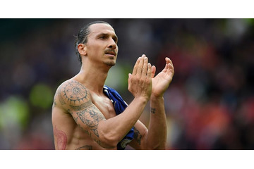 イブラヒモヴィッチ、ついにLAに降臨！いきなり空港でファンサービス 画像