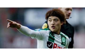 堂安のユニフォームをGET！喜ぶ少年たちがかわいい 画像