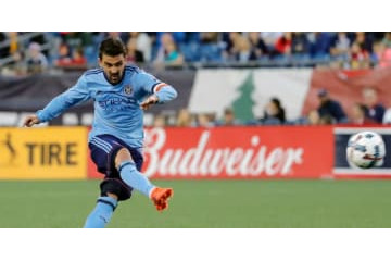 ビジャ、ルーニーの目の前で「劇的フリーキック」を突き刺す！ 画像