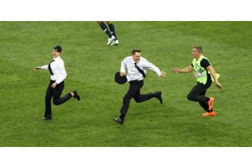 「毒殺未遂」から回復…ロシアW杯決勝で乱入したバンドのメンバー、意識が戻る 画像