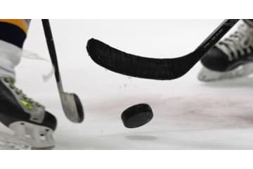 サッカーのGK、アイスホッケー観戦で顔面裂傷…「もう2度と行かない」 画像