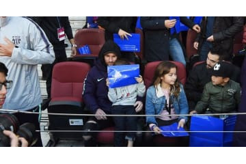 負傷欠場のメッシ父子、あの選手の子供と一緒にクラシコも見てた！ 画像